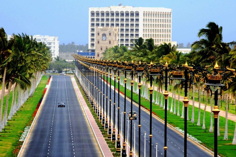 قصة لأستاذ أردني في صلالة: محفظتي والطفل العماني