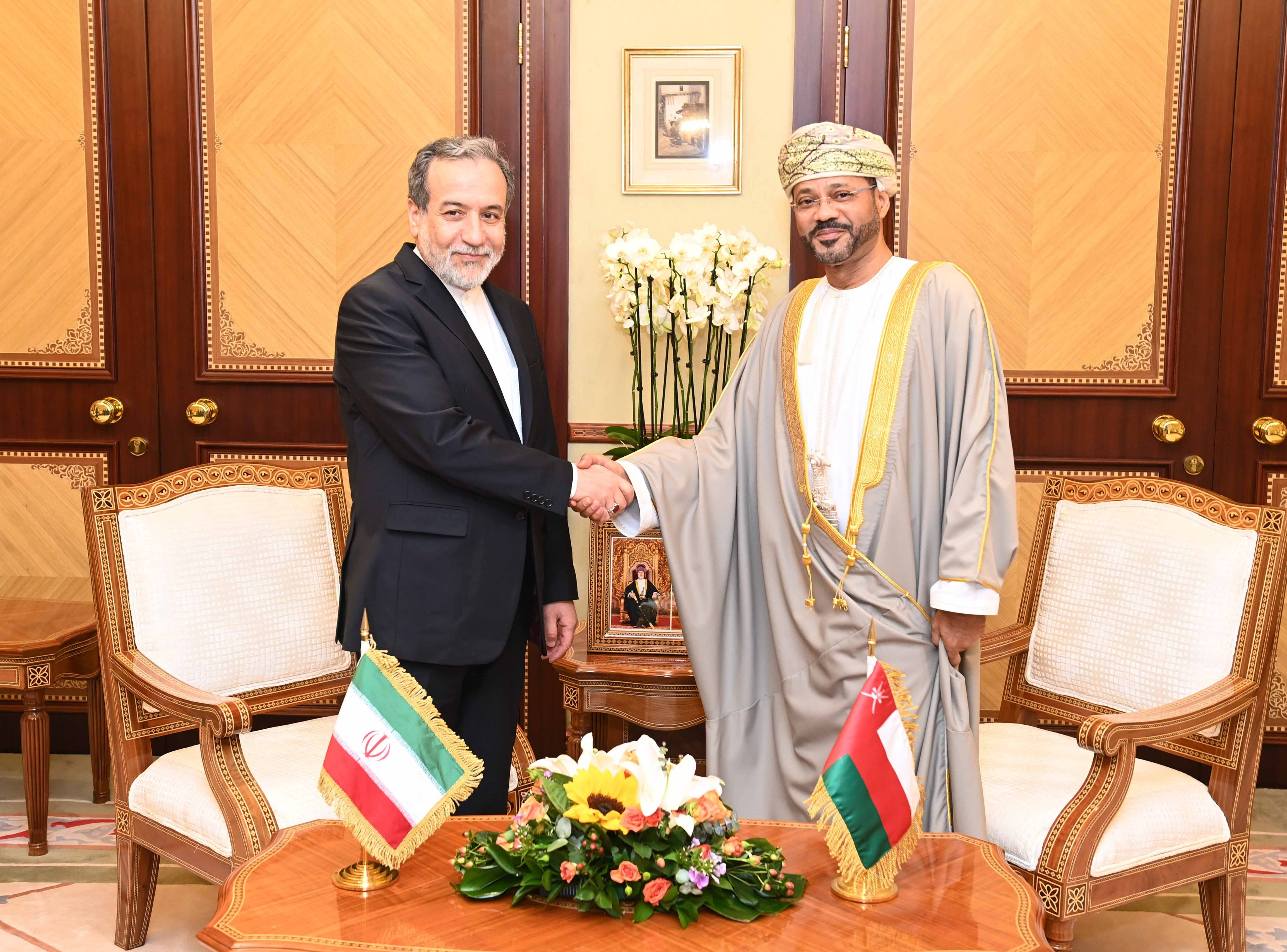 وزيرا خارجية سلطنة عُمان وإيران يؤكدان أهمية الحوار لحل القضايا الدولية