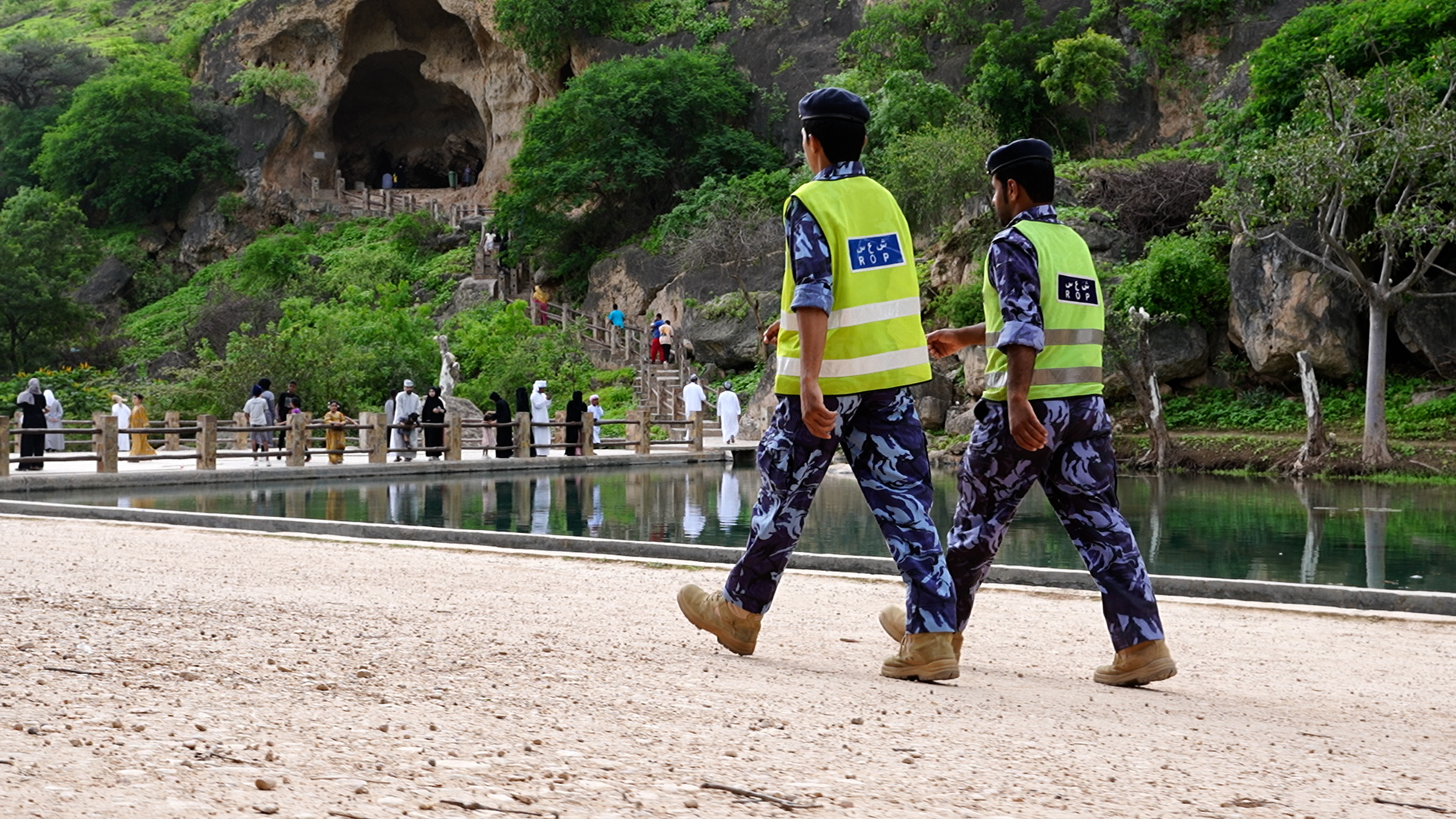 تشكيلات شرطة عمان السلطانية.. جهود متكاملة لخدمة زوار خريف ظفار