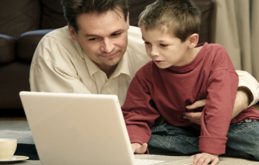 في اليوم العالمي للإنترنت الآمن ما المخاطر التي تواجه الأطفال في  العالم الافتراضي؟