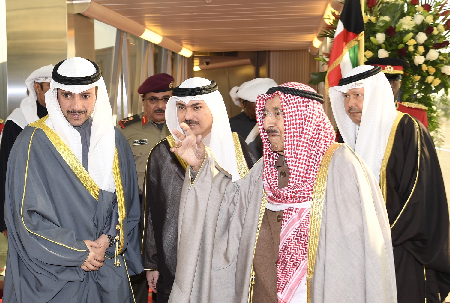 أمير الكويت يغادر للسلطنة