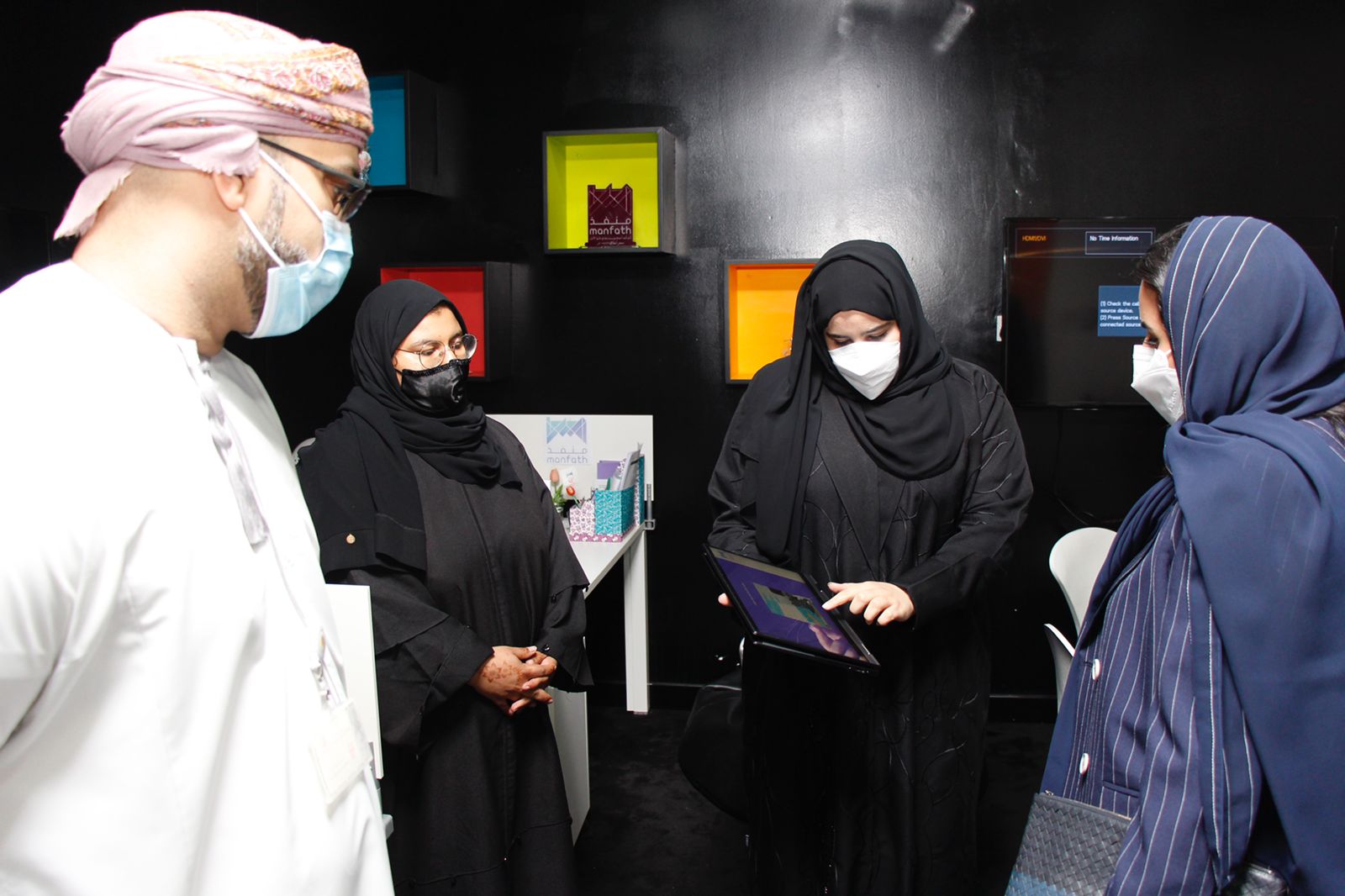 ديمة اليحيى تطلع على جهود السلطنة في الاقتصاد الرقمي