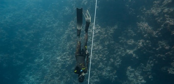 مُحققًا رقمًا جديدًا: عُماني يصل إلى أكثر من 50 مترًا تحت الماء