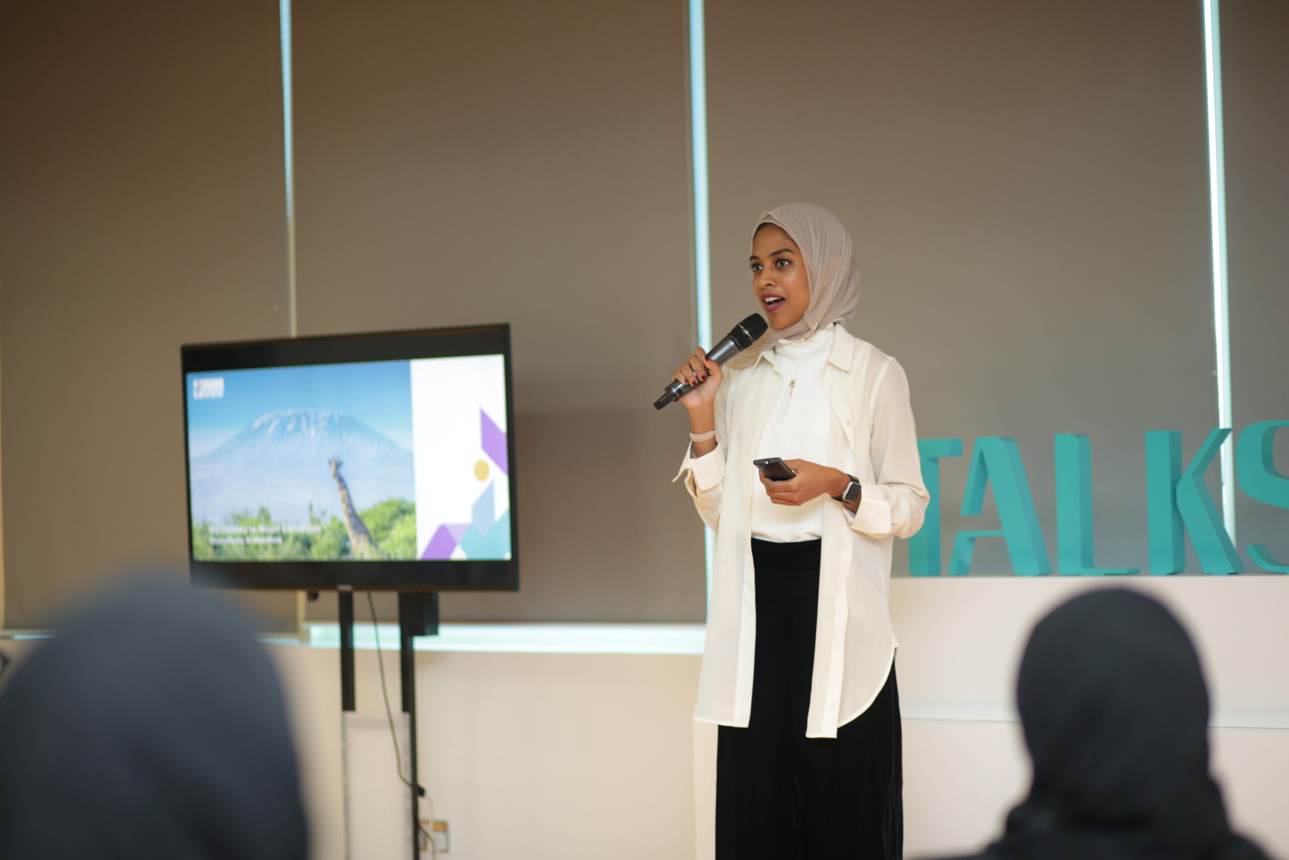 ماذا تعرف عن “شبكة المحترفين الشباب” في السلطنة؟