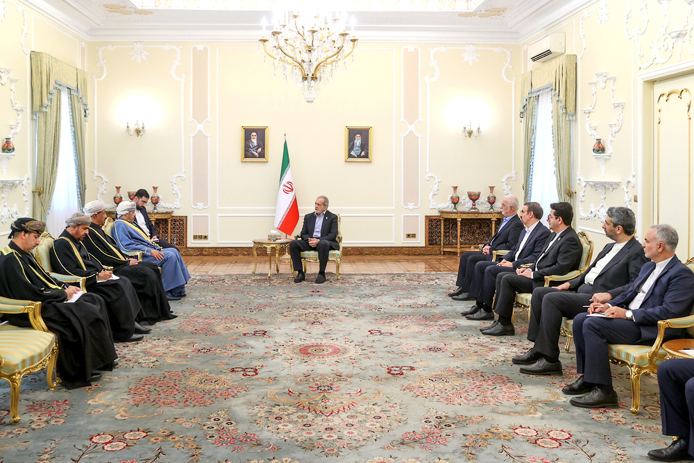 نقل تحيات جلالة السلطان: الرئيس الإيراني يستقبل وزير الداخلية