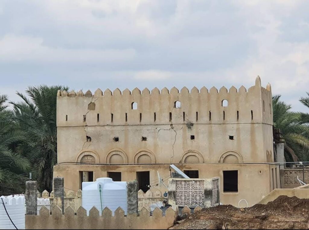 بها معالِم و3 أشجار مُعمِّرة: “حجرة الشيخ” حارةٌ عُمانية تروي التاريخ