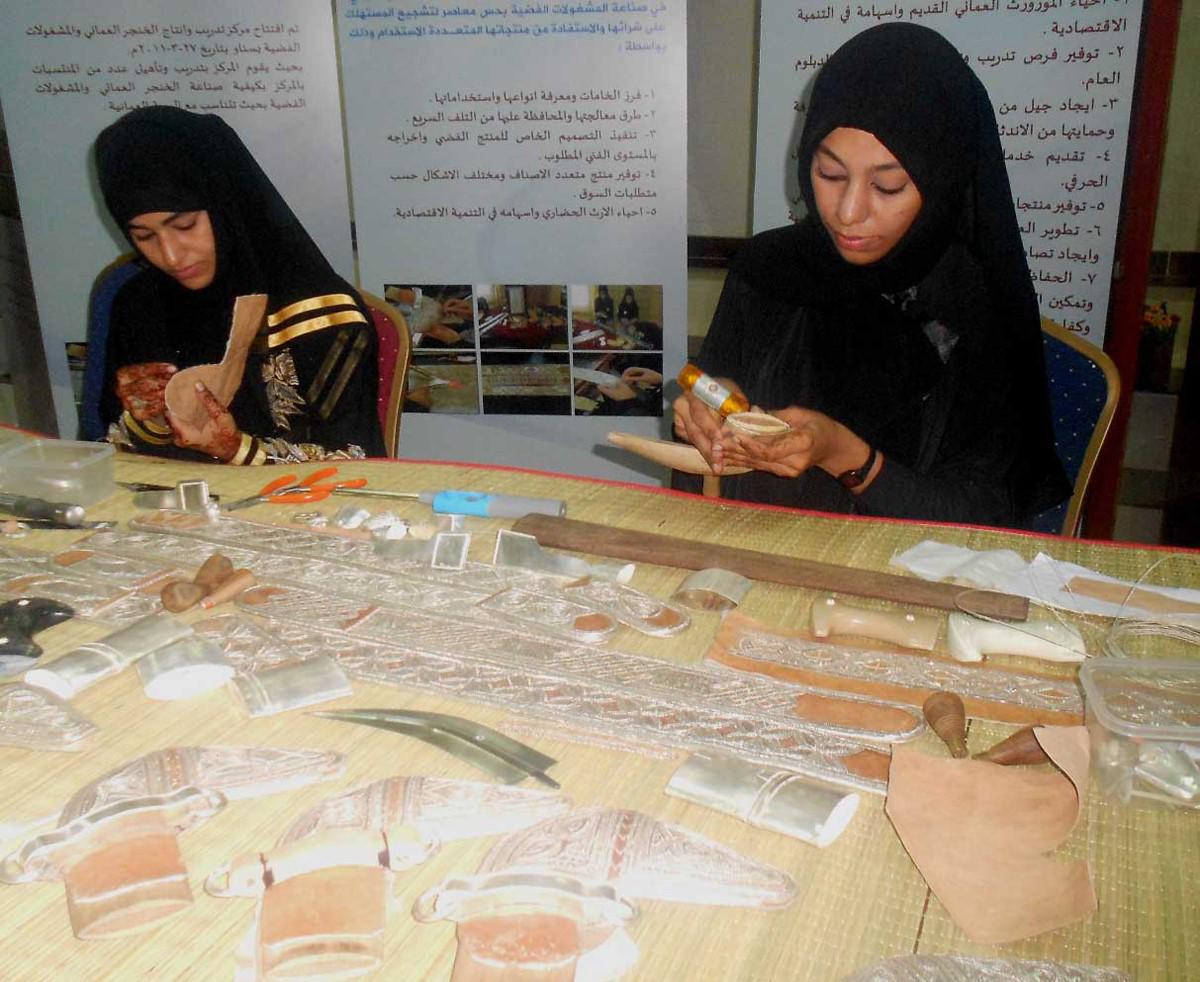 المرأة العُمانية: خمسون عامًا من الإنجازات والنجاحات