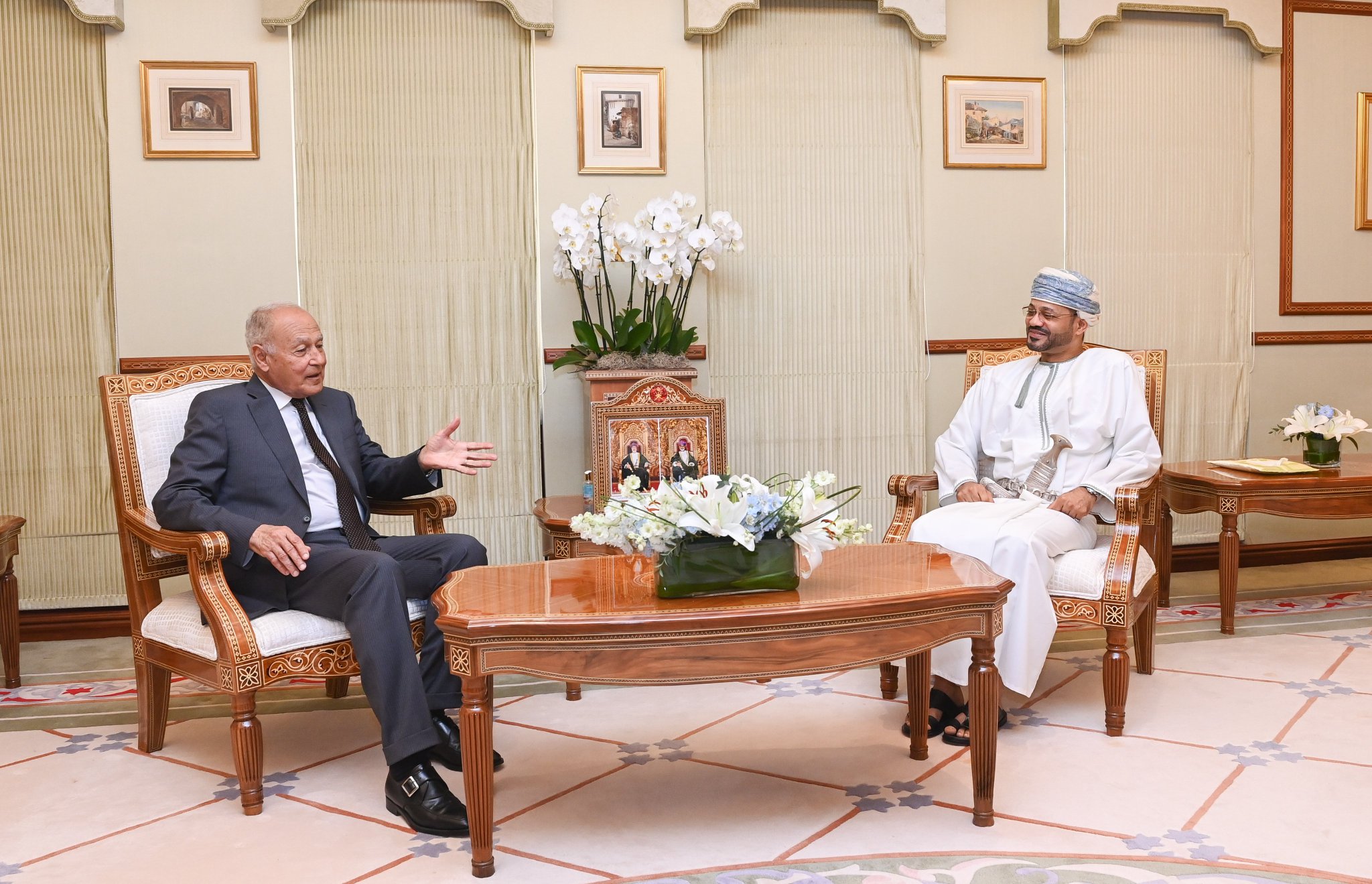 السيد بدر يستقبل أبو الغيط ومسؤولا قطريا