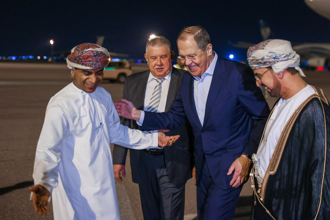 وزير الخارجية الروسية يصل مسقط