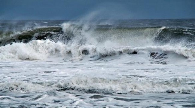 لمحبي البحر: احذروا من الموج على سواحل بحر العرب