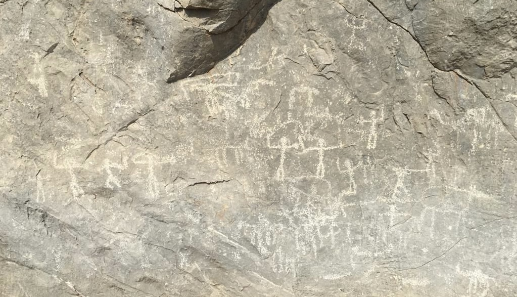 بالصور: “التصاوير” حصاة تحوي رسومات ونقوشًا أثرية قديمة