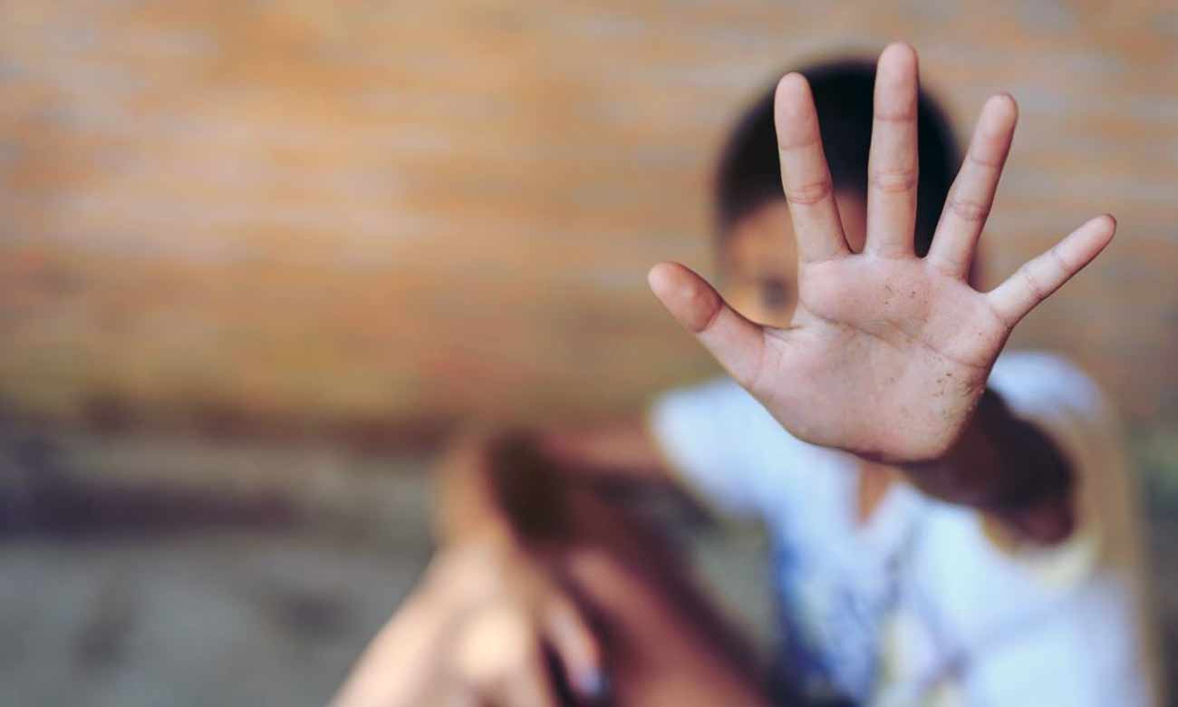 “العُمانية لحقوق الإنسان” ترصد مقطعا لطفل يتعرض لإساءة جسدية