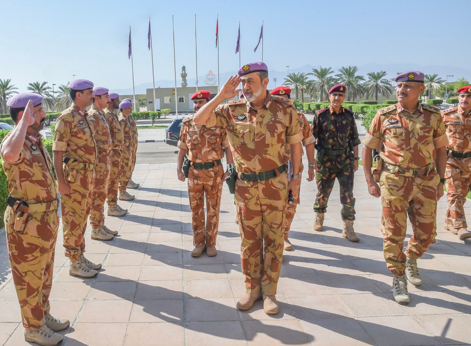 بالصور: جلالة السلطان يزور معسكر الصمود