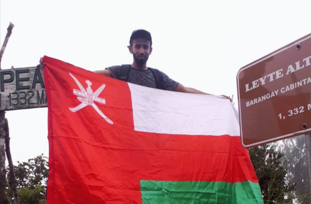 عُماني يرفع علم السلطنة فوق أعلى قمة جبل بالفلبين