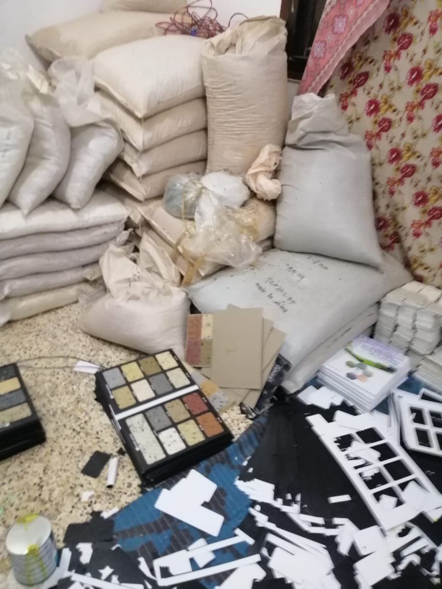 بالصور: بلدية مسقط تداهم منزلًا