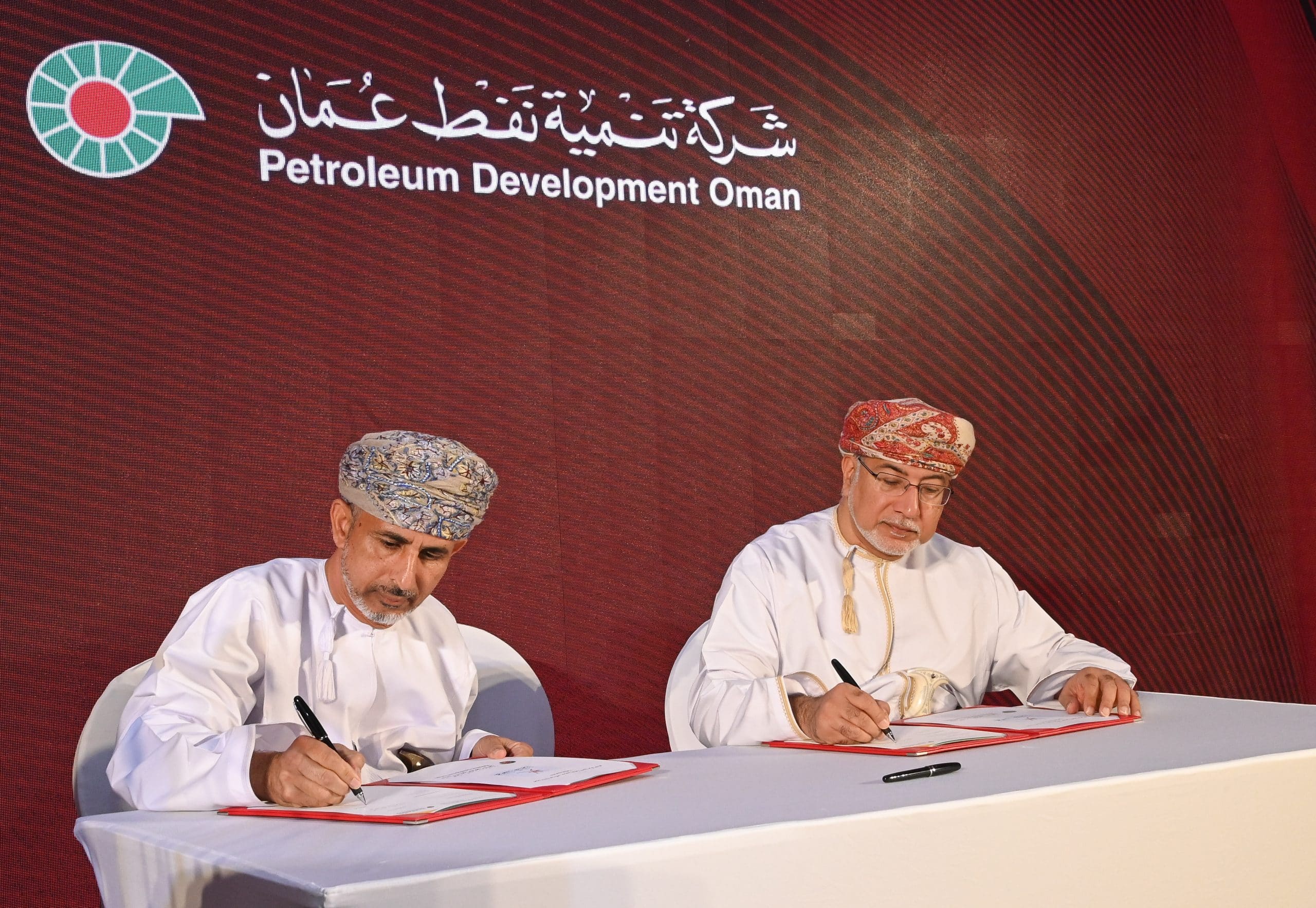 “الطاقة والمعادن” وتنمية نفط عمان توقعان اتفاقيات لتنفيذ 11 مشروعًا وطنيًا
