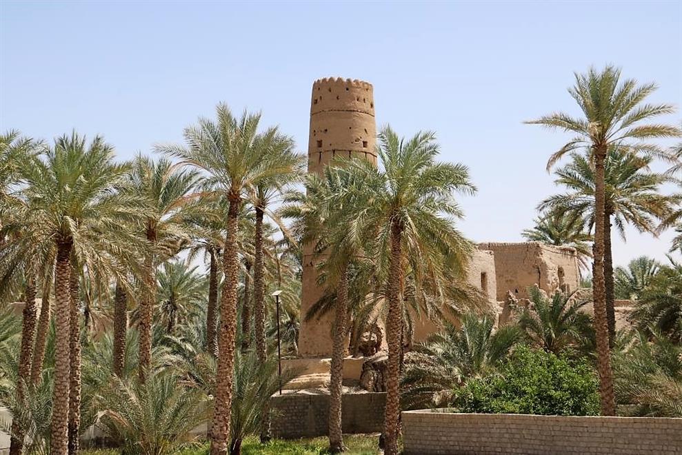 برج في أدم بُني في القرن الثامن عشر