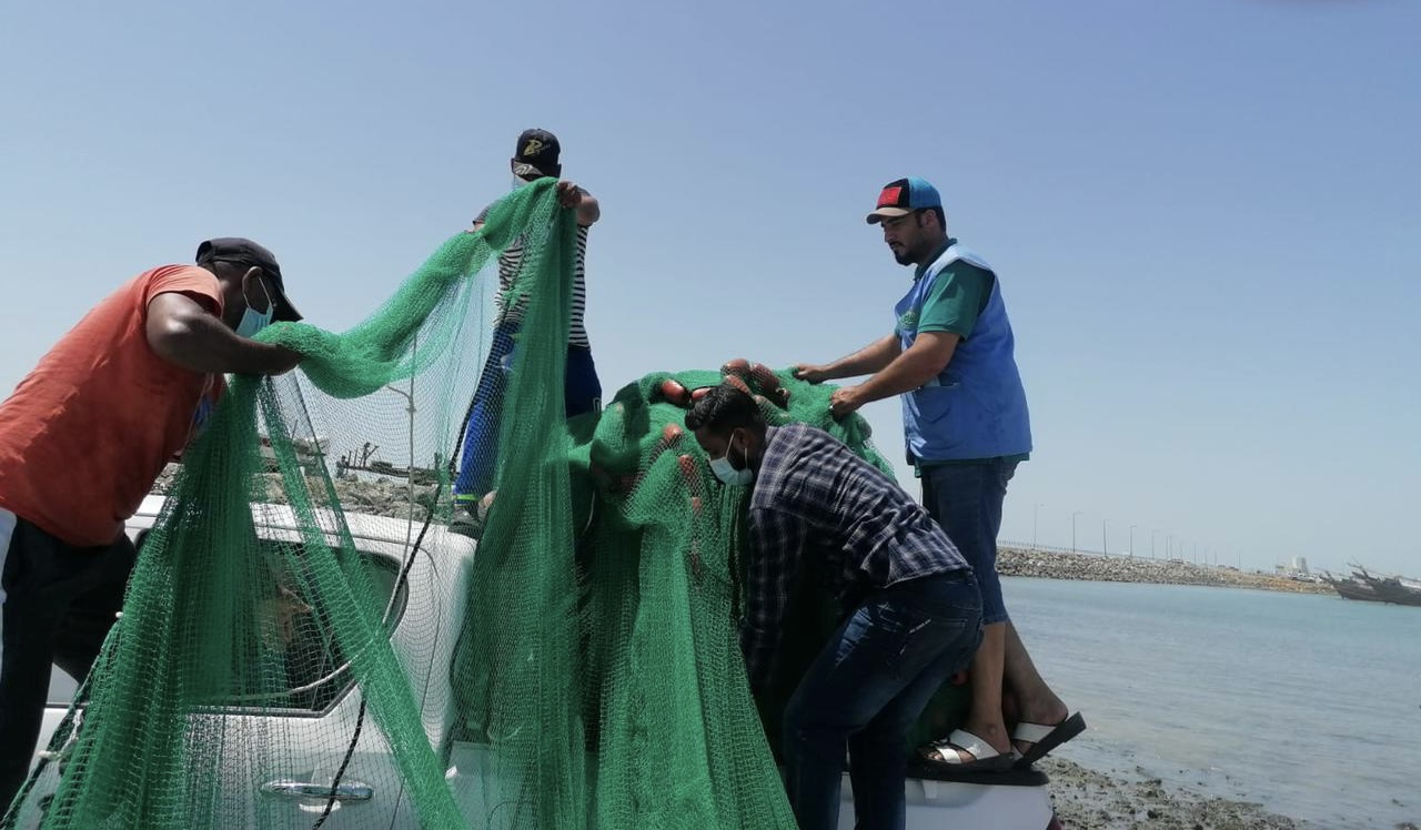 بالصور: ضبط قاربي صيد غير مرخصين