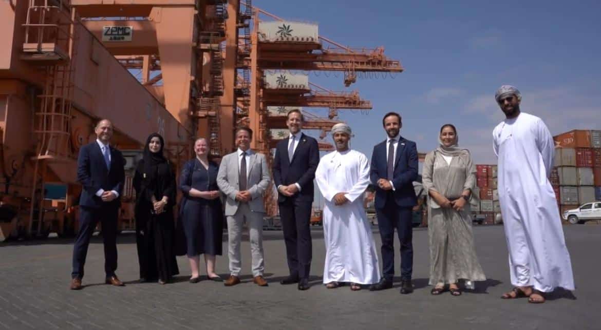 وزير التجارة الخارجية البريطاني يطلع على الفرص الاستثمارية في ميناء صلالة