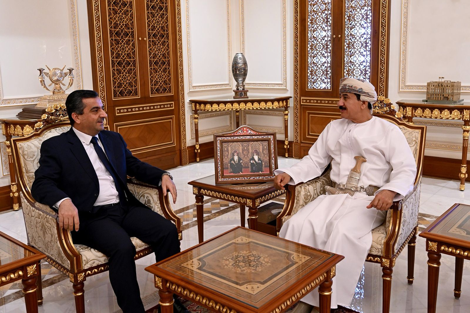 وزير المكتب السلطاني يستعرض عددا من القضايا مع سفيري العراق وسوريا