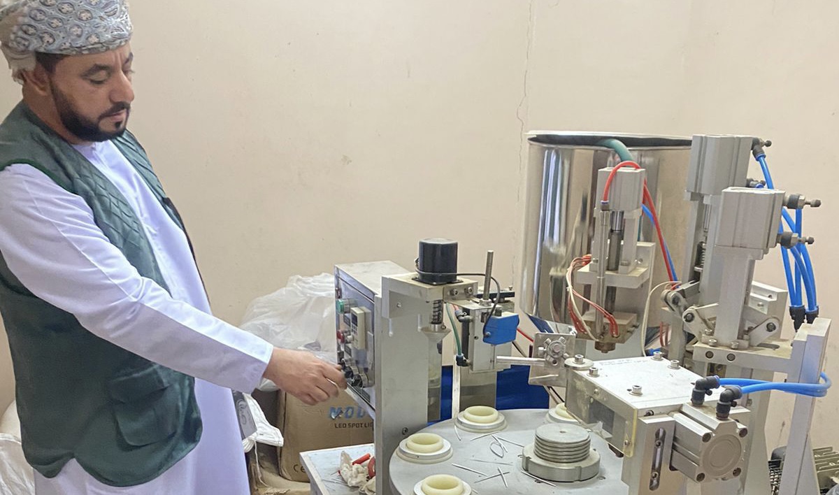 بالصور: تصنيع عطور بمواد مغشوشة