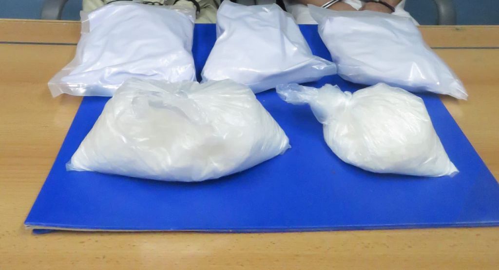 وافدان يدفنان مخدرات في شاطئ بمسقط