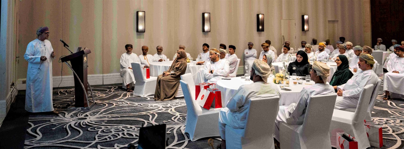 بحضور زبائنه في ظفار: بنك مسقط ينظم ندوة حول الخدمات الإلكترونية للمؤسسات الحكومية وأثرها على تعزيز الاستثمار  