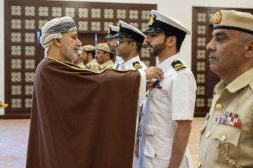 جلالة السلطان ينعم بميداليتي الخدمة الممتازة والثناء السلطاني