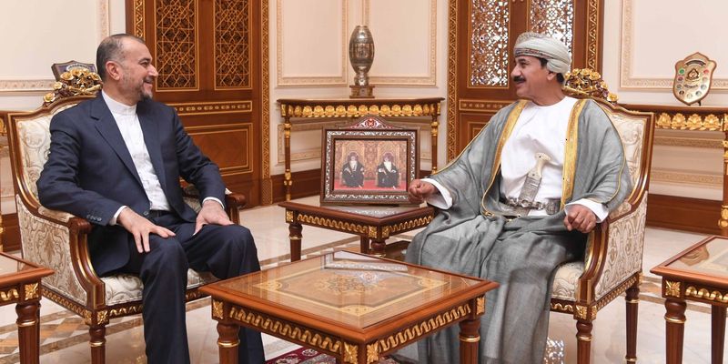 وزير المكتب السُّلطاني يستقبل وزير الخارجية الإيراني