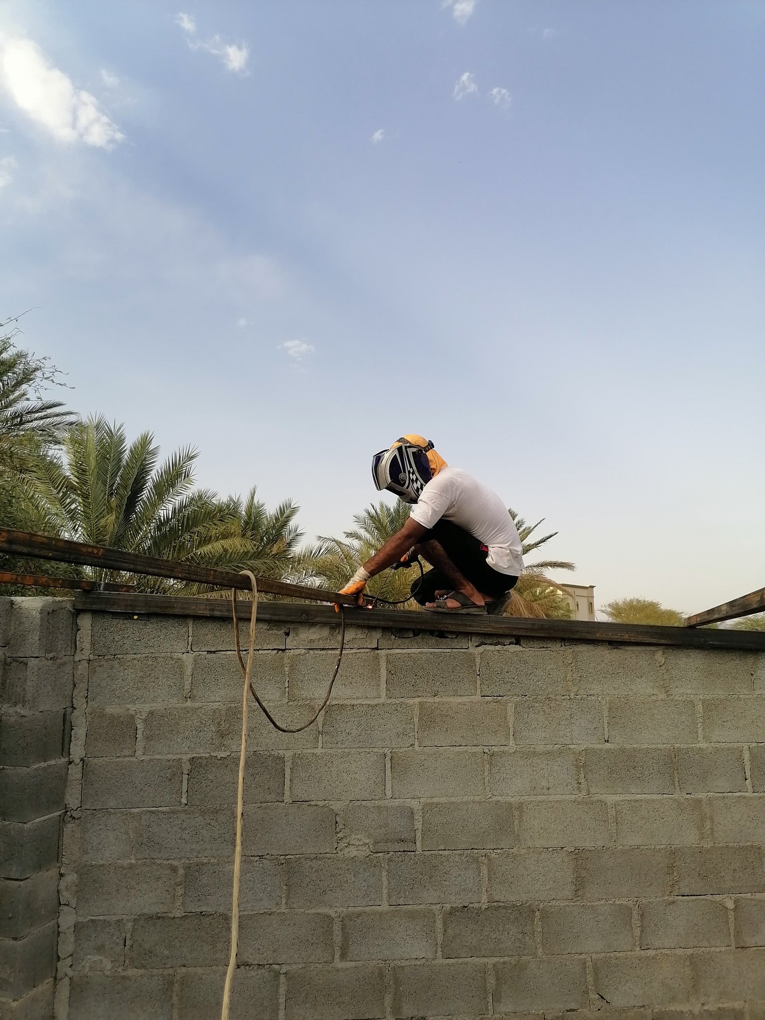 شاب عماني يحول هوايته إلى دخل إضافي