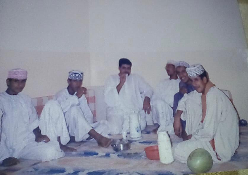 التقاه بعد مضي 30 عامًا: عُماني يصف لقاءه بأستاذه الذي حببه في الرياضيات حتى أصبح معلمًا لها