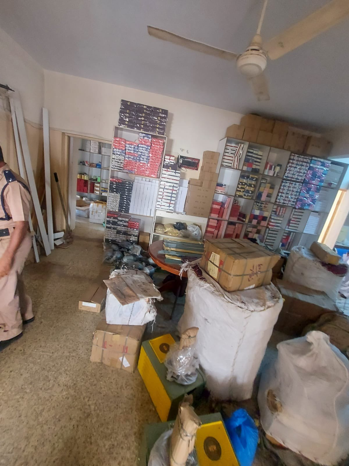 بالصور: مداهمة تكشف مُخالَفة في منزلين