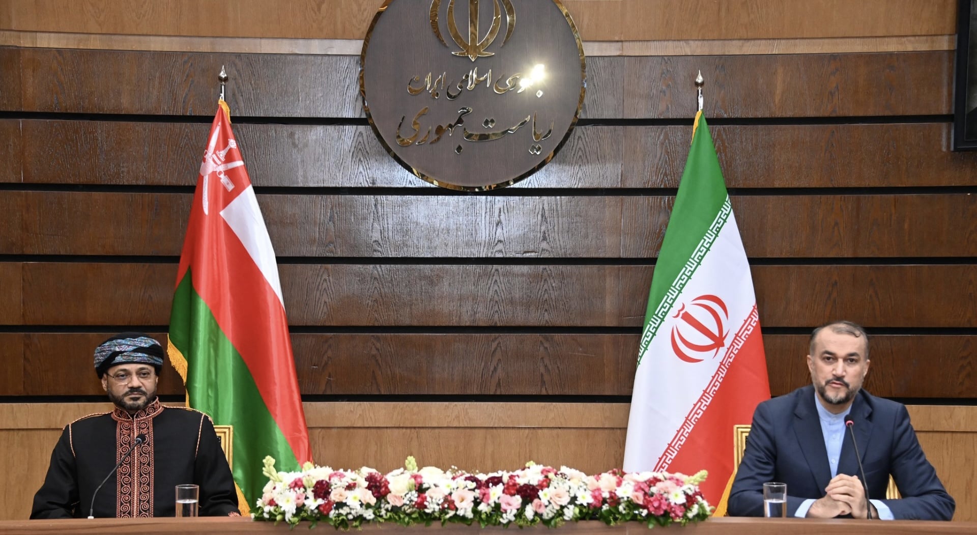 وزير الخارجية العماني ونظيره الإيراني يؤكدان على تعزيز العلاقات وإيجاد الحلول السلمية
