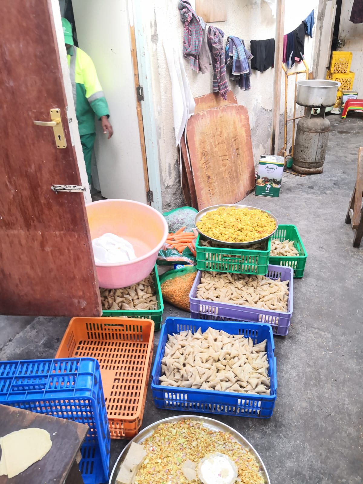 بالصور: مداهمة تكشف مخالفة تخص تحضير الأطعمة