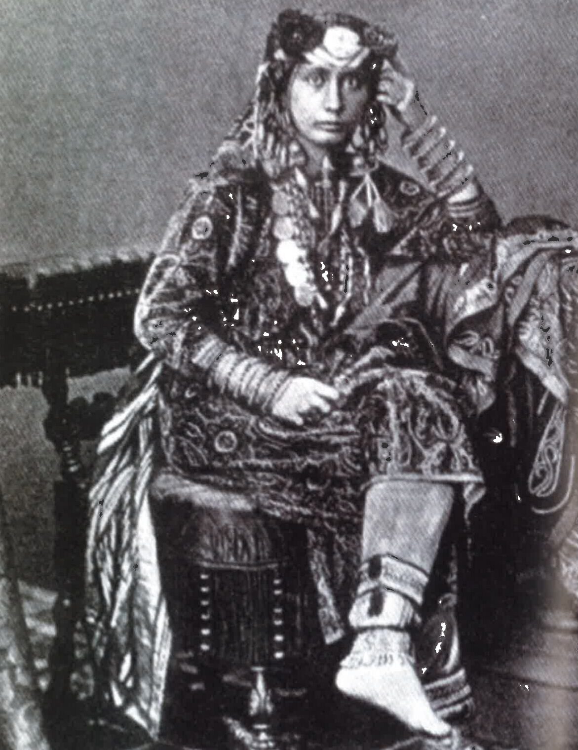 بالصور: تنوع زاهٍ بين أنماط الزي النسائي للمرأة العمانية