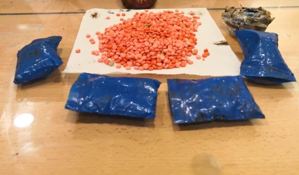 ضبط ممنوعات لدى وافد في مطار مسقط الدولي