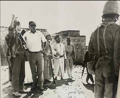 والي ظفار ونائب والي ظفار برخيوت وعدد من القادة العسكريين بعد تحرير المدينة