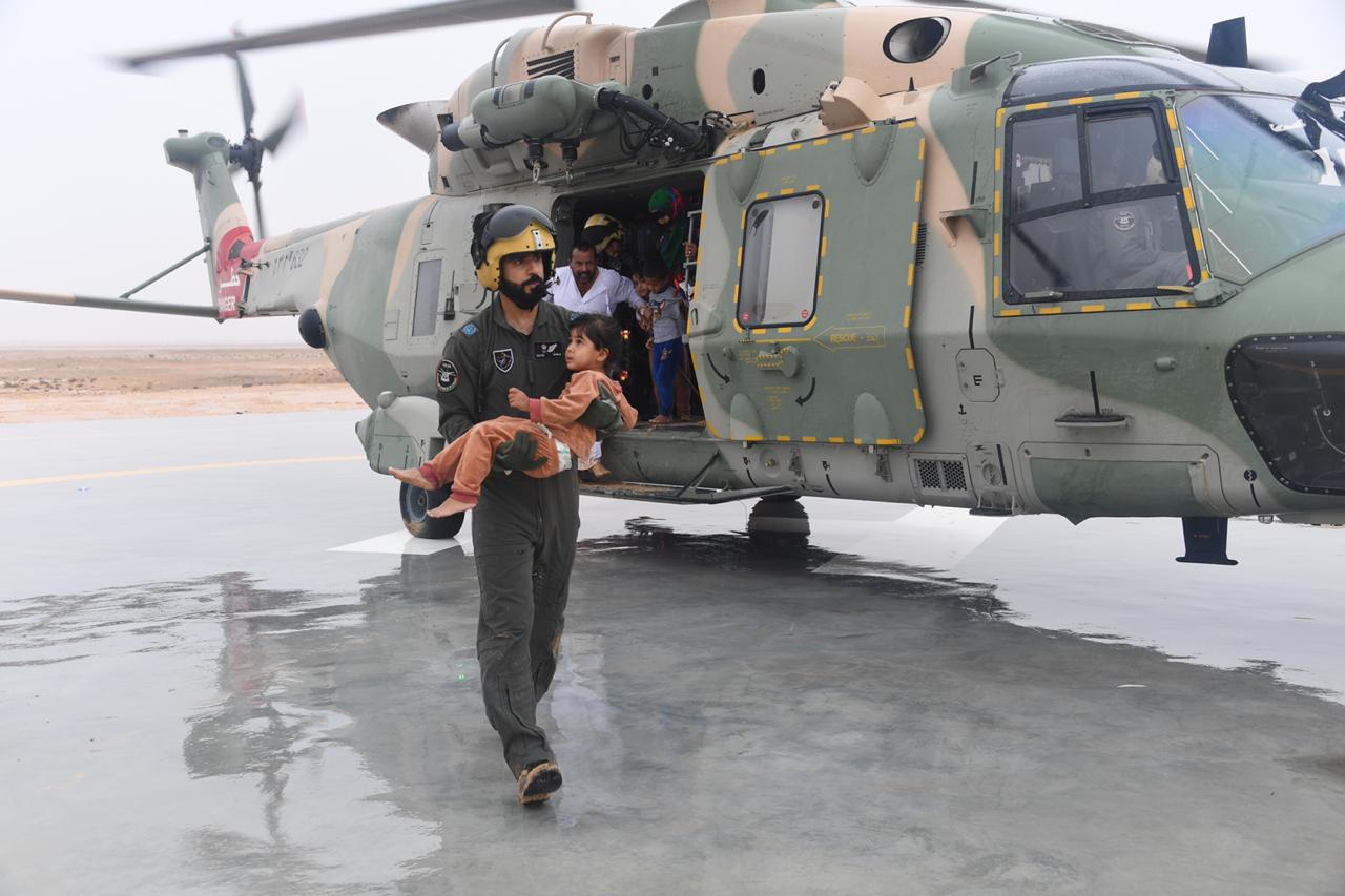 بالصور: إخلاء جوي لمواطنين ومقيمين من مرمول