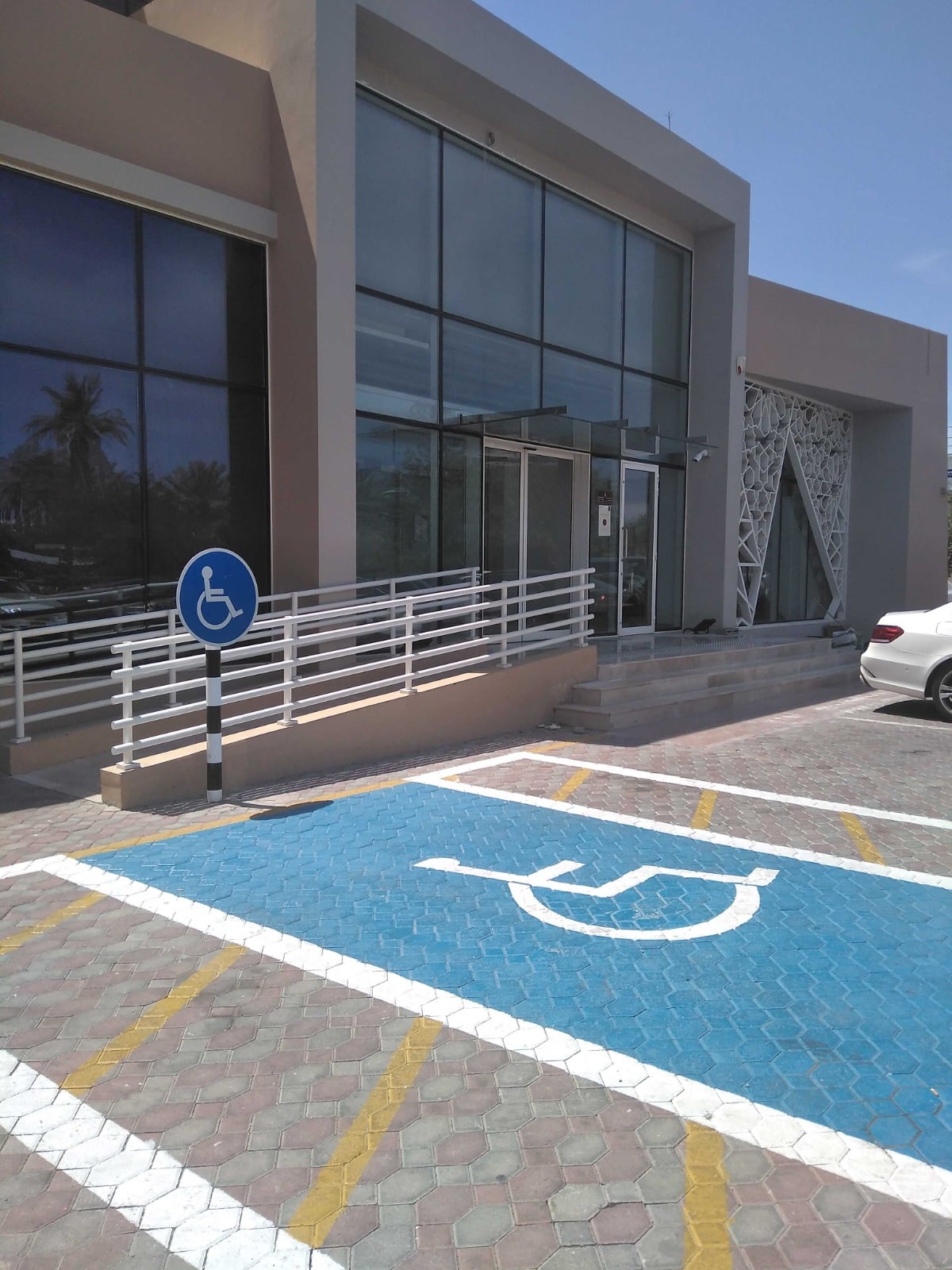 تعزيزًا لمفهوم الشمول المالي: فروع بنك مسقط مجهزة بالمرافق الضرورية لتقديم الخدمات لذوي الإعاقة