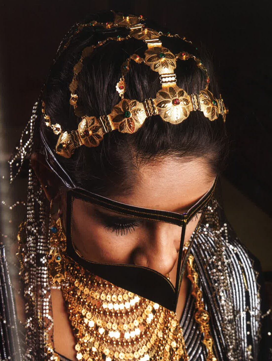 بالصور: تنوع زاهٍ بين أنماط الزي النسائي للمرأة العمانية