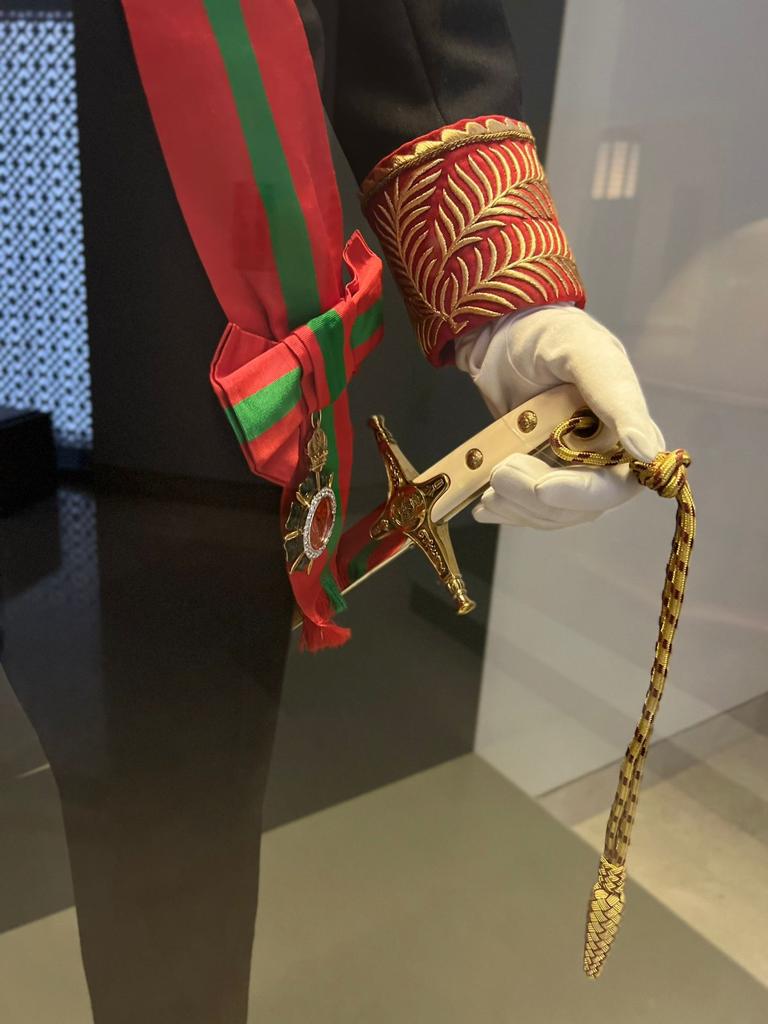 تعرف على بدلة السلطان قابوس التي تُعدّ أرفع أنواع البدلات العسكرية