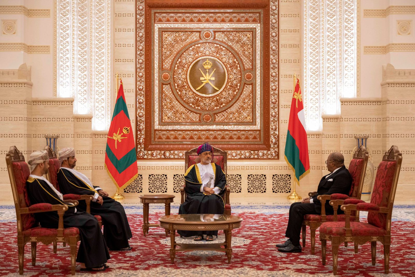 بالصور: جلالة السلطان يتقبّل أوراق اعتماد مجموعة من السفراء