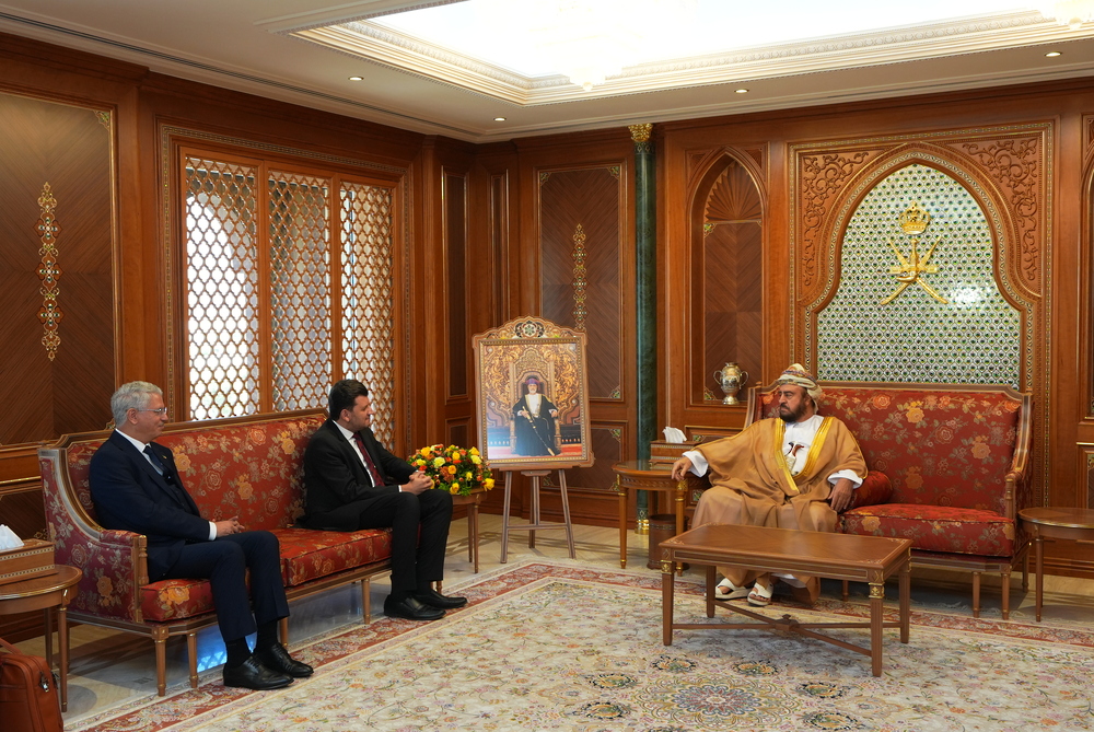 سمو السيد أسعد يستقبل وزيرًا جزائرياً