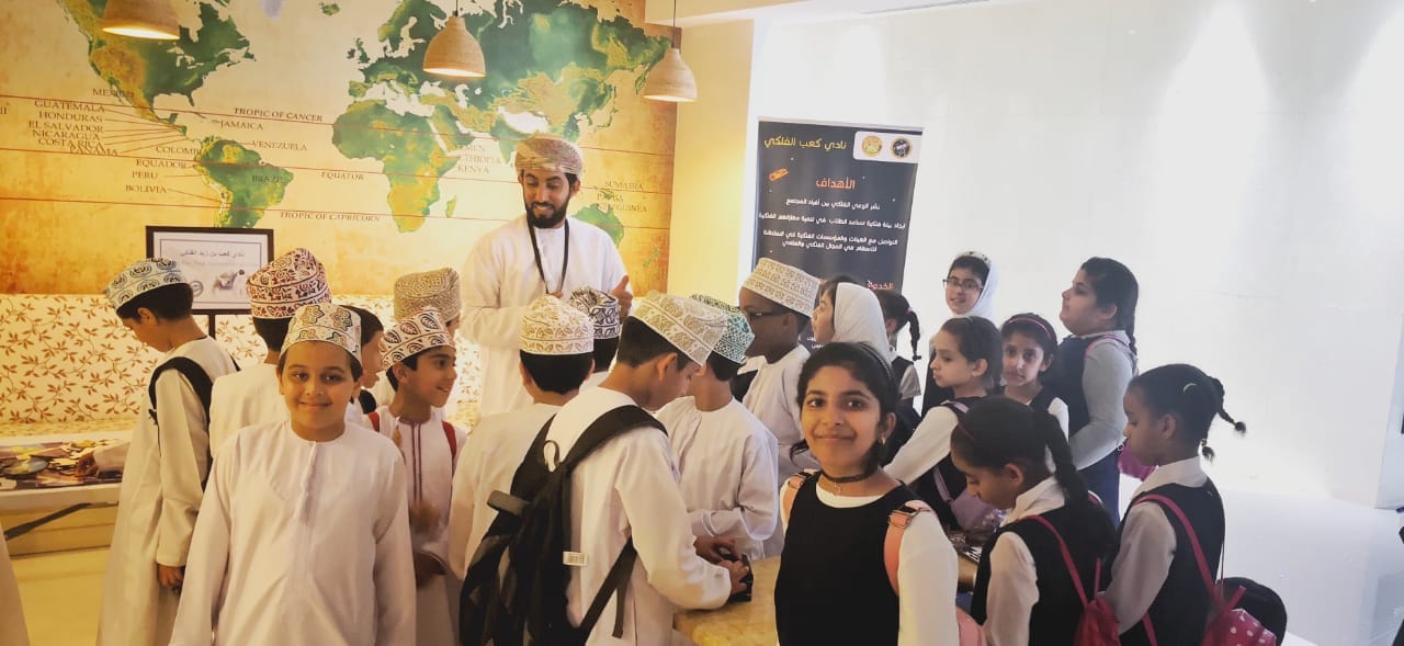 مُبادرة فلكية في إحدى مدارس السيب والمشرف عليها يوضحها