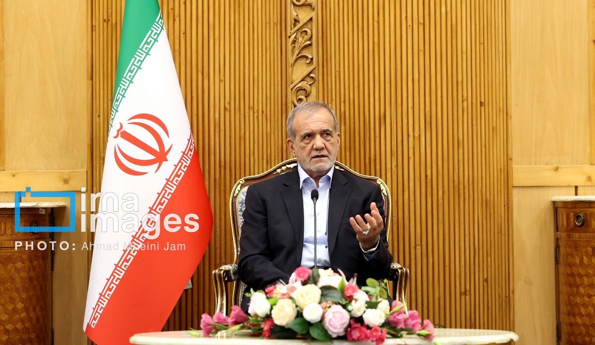 قبيل مغادرته من طهران إلى مسقط: الرئيس الإيراني يوضح هدف زيارته