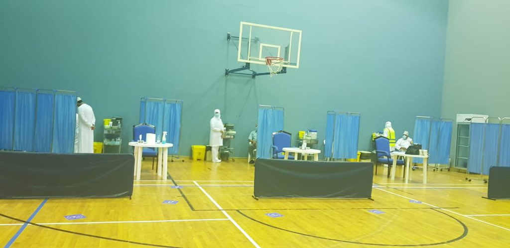 رئيس اللجنة العليا وأعضاء فيها يطلعون على سير عملية التطعيم