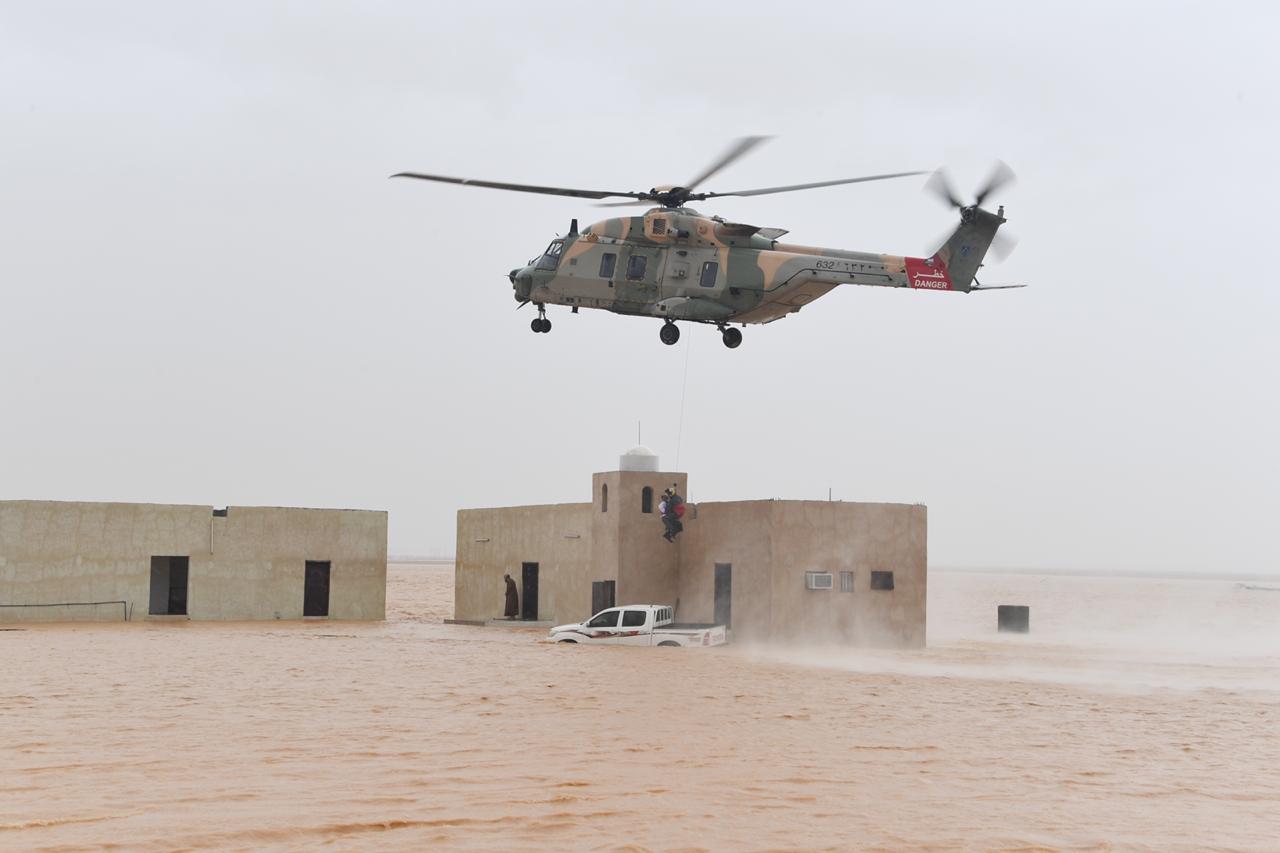 بالصور: إخلاء جوي لمواطنين ومقيمين من مرمول