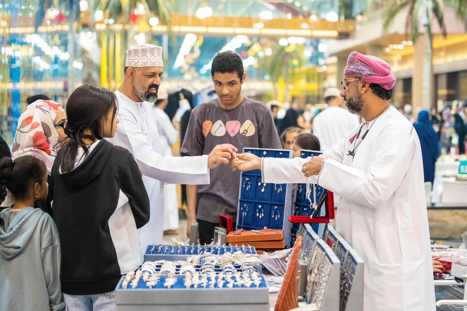 نُظم في المقر الرئيسي لبنك مسقط: سوق “الوثبة” الرمضاني يشهد إقبالاً كبيرًا من الزوار ومشاركة متميزة من رواد الأعمال