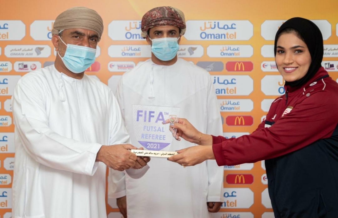 تكريم أول حكمة عمانية في كرة القدم