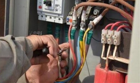 بعد العبث بالعدادات الكهربائية: “ظفار للطاقة” تصدر تنبيهًا